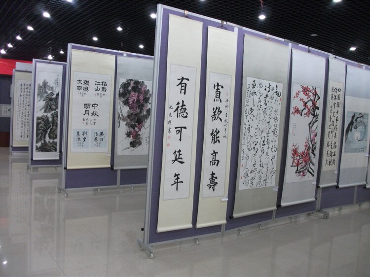 越秀區(qū)老干活動中心超高活動折疊雙面屏風(fēng)展板三折展板